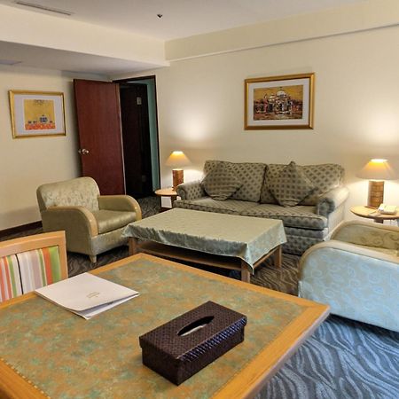 Howard Beach Resort Kenting Exterior photo A living room in a suite at the hotel