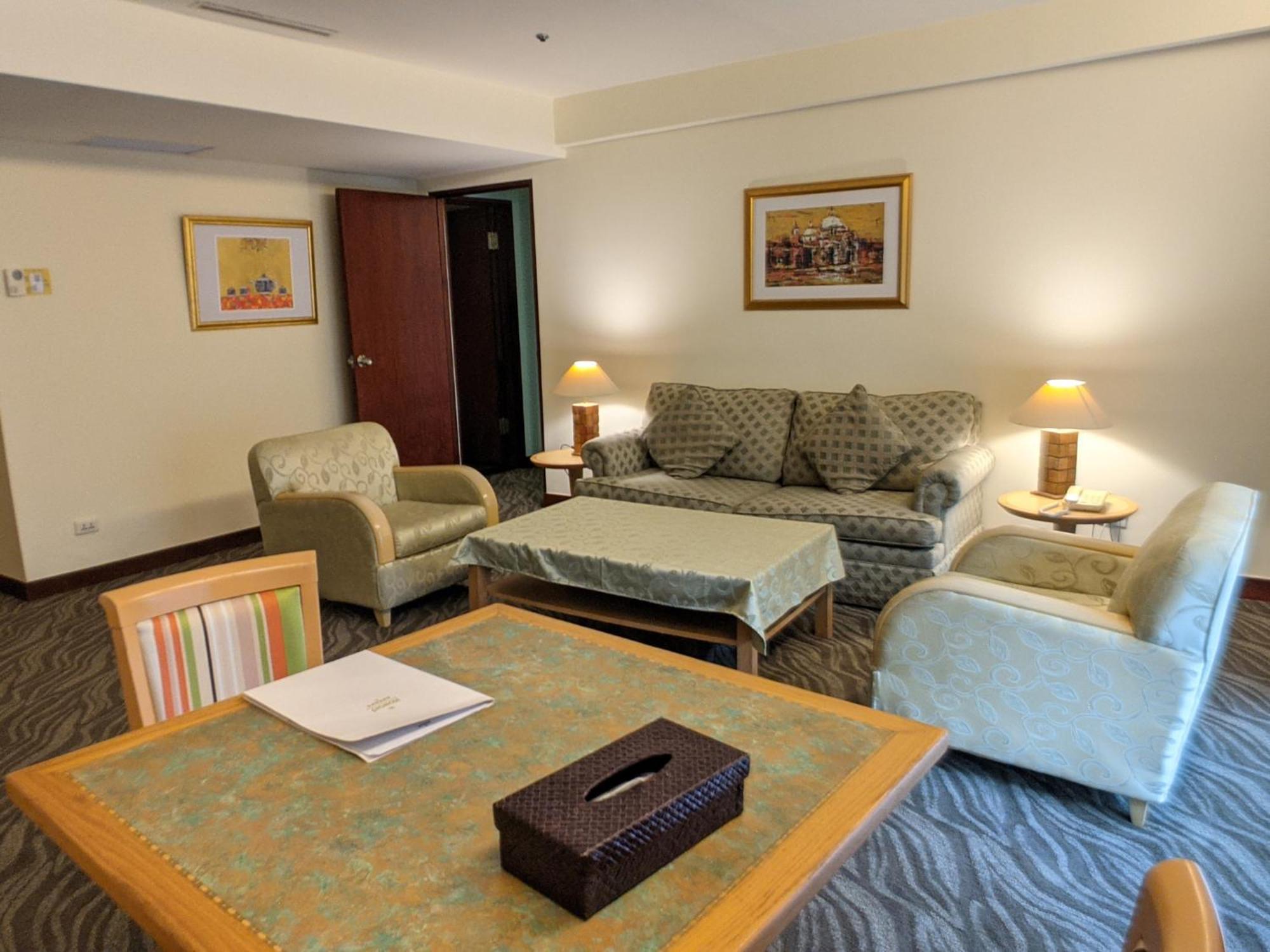 Howard Beach Resort Kenting Exterior photo A living room in a suite at the hotel