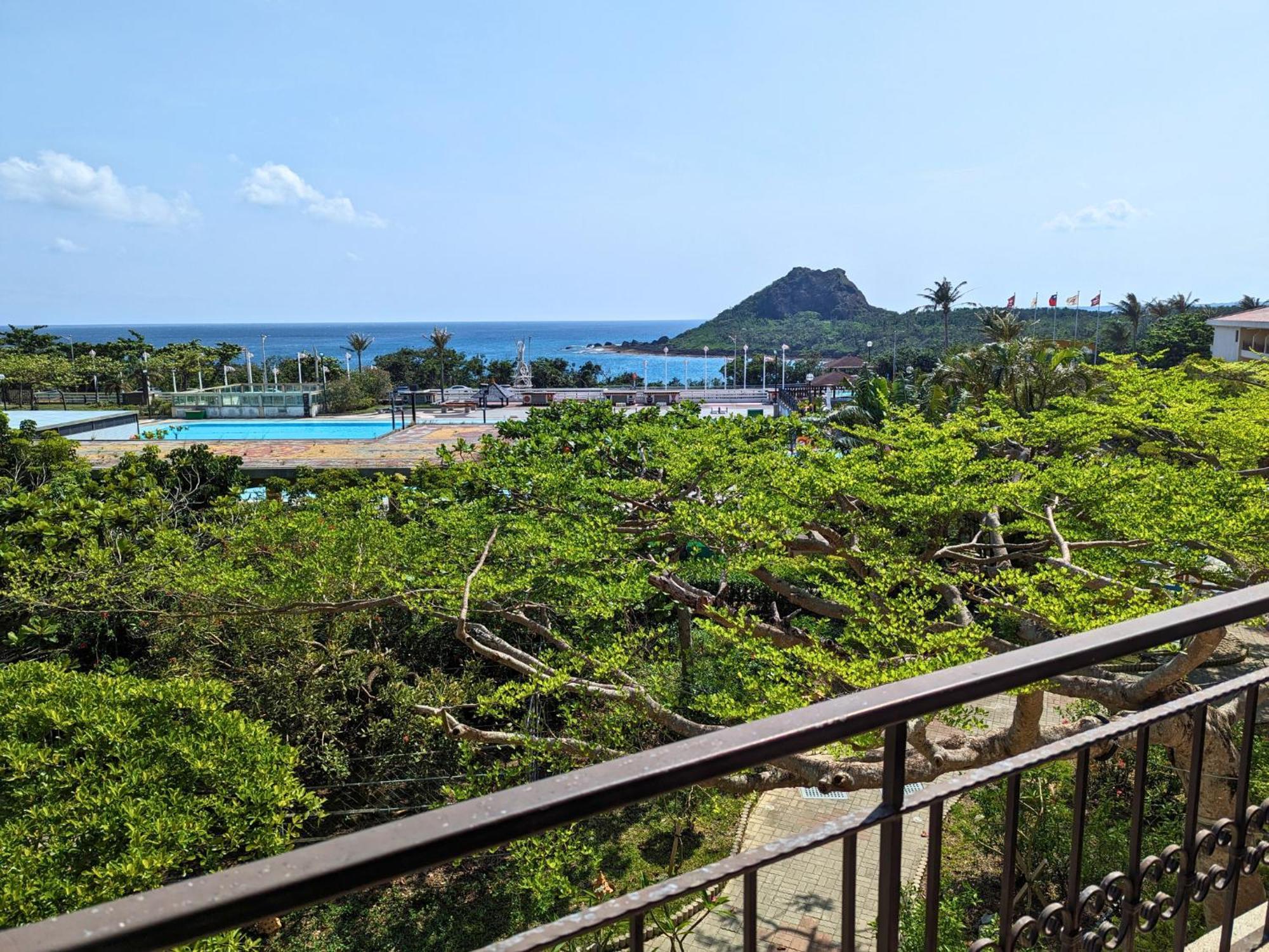 Howard Beach Resort Kenting Exterior photo View of the park