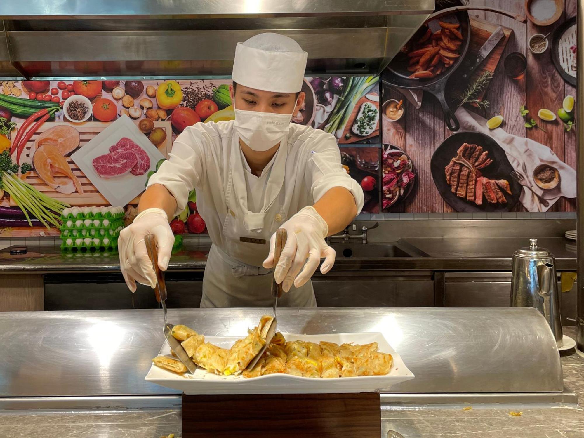 Howard Beach Resort Kenting Exterior photo A cook wearing a hair net and a face mask