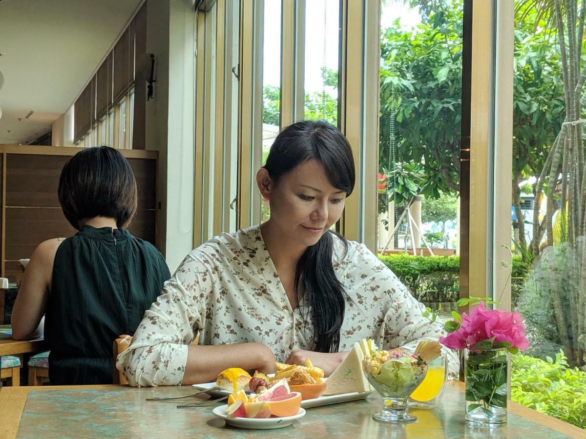 Howard Beach Resort Kenting Exterior photo A woman eating a meal