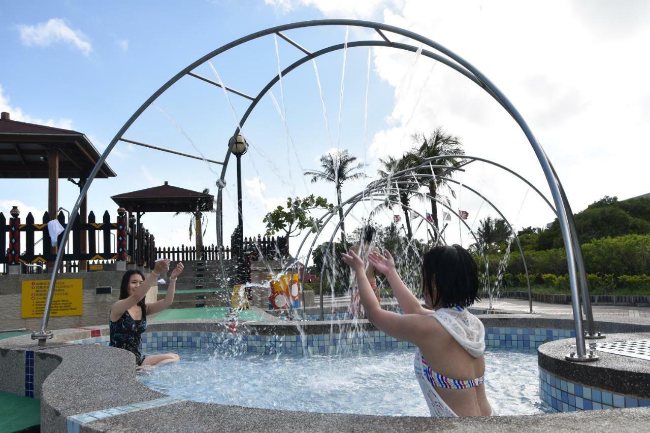 Howard Beach Resort Kenting Exterior photo Fountain at the park