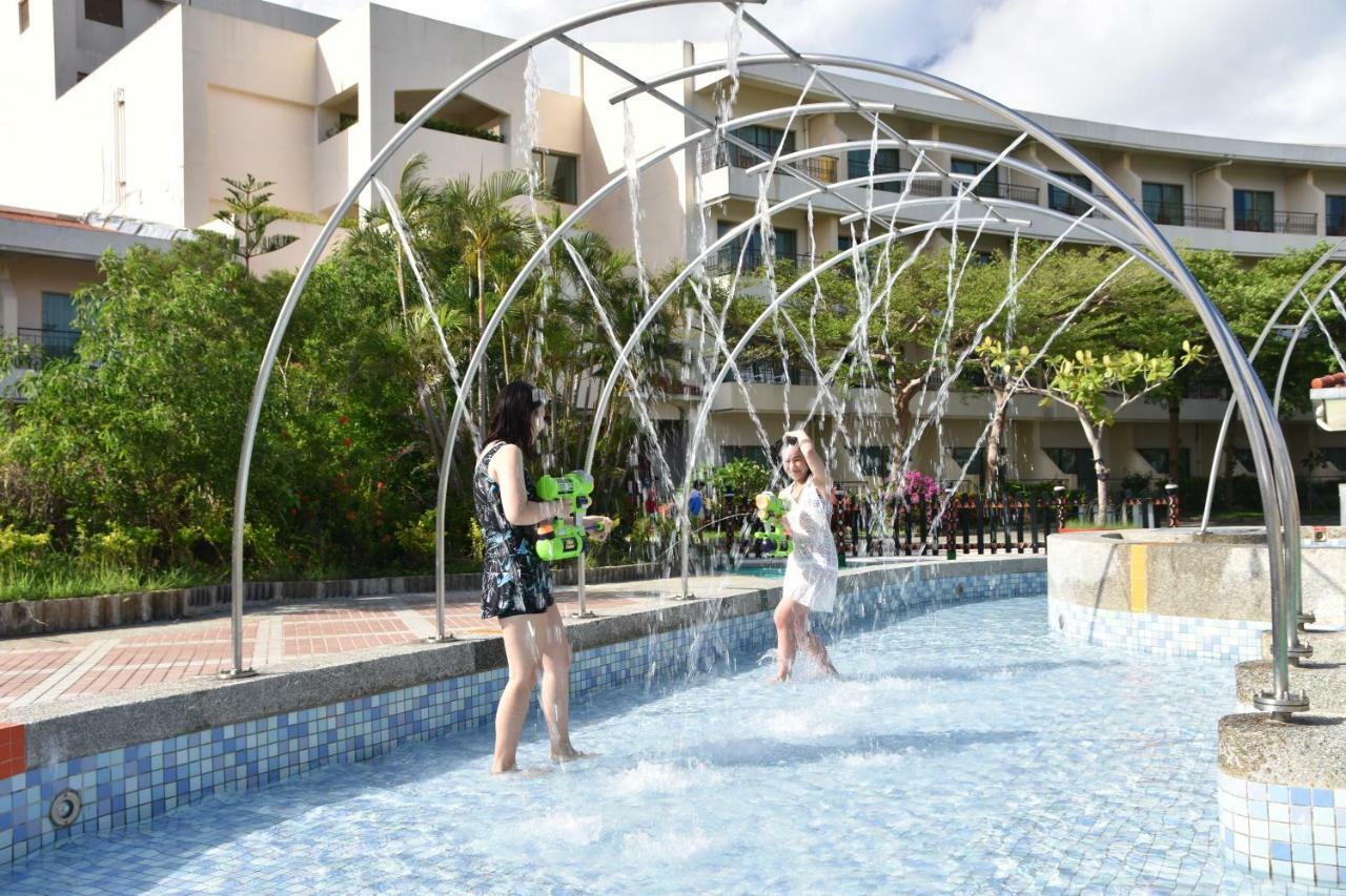 Howard Beach Resort Kenting Exterior photo Fountains at the park