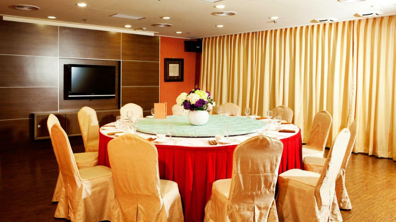 Howard Beach Resort Kenting Exterior photo A round table with a red tablecloth