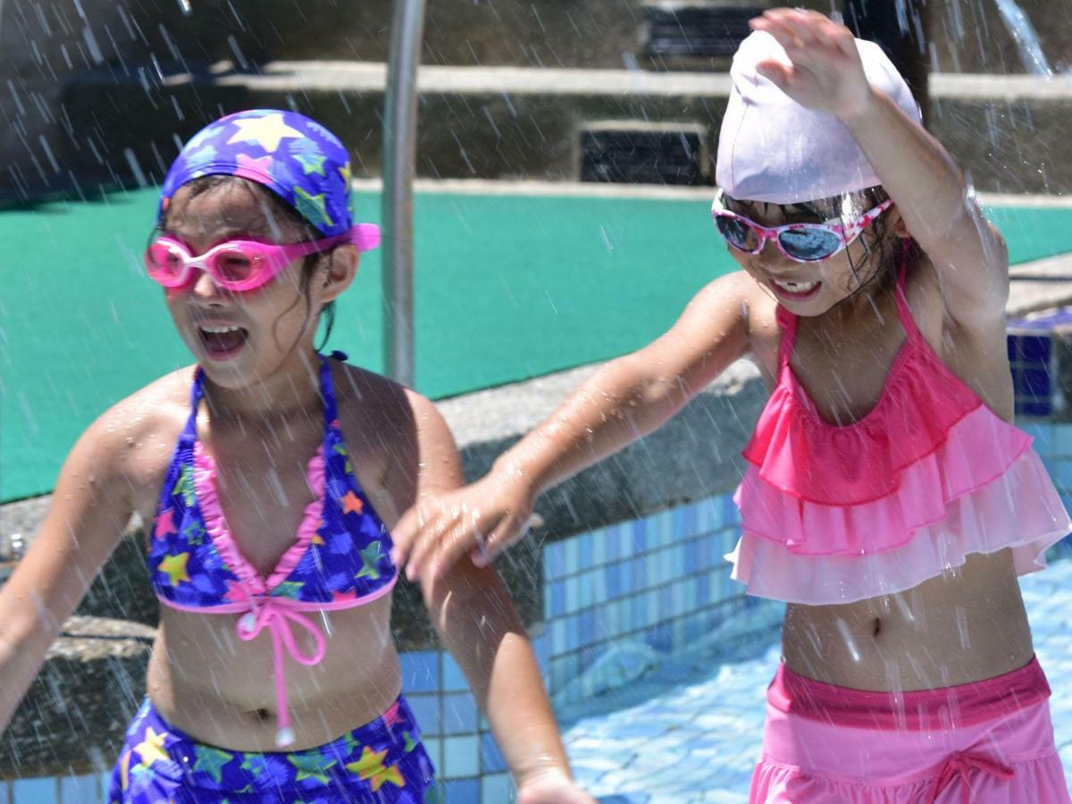 Howard Beach Resort Kenting Exterior photo Two girls wearing swim caps