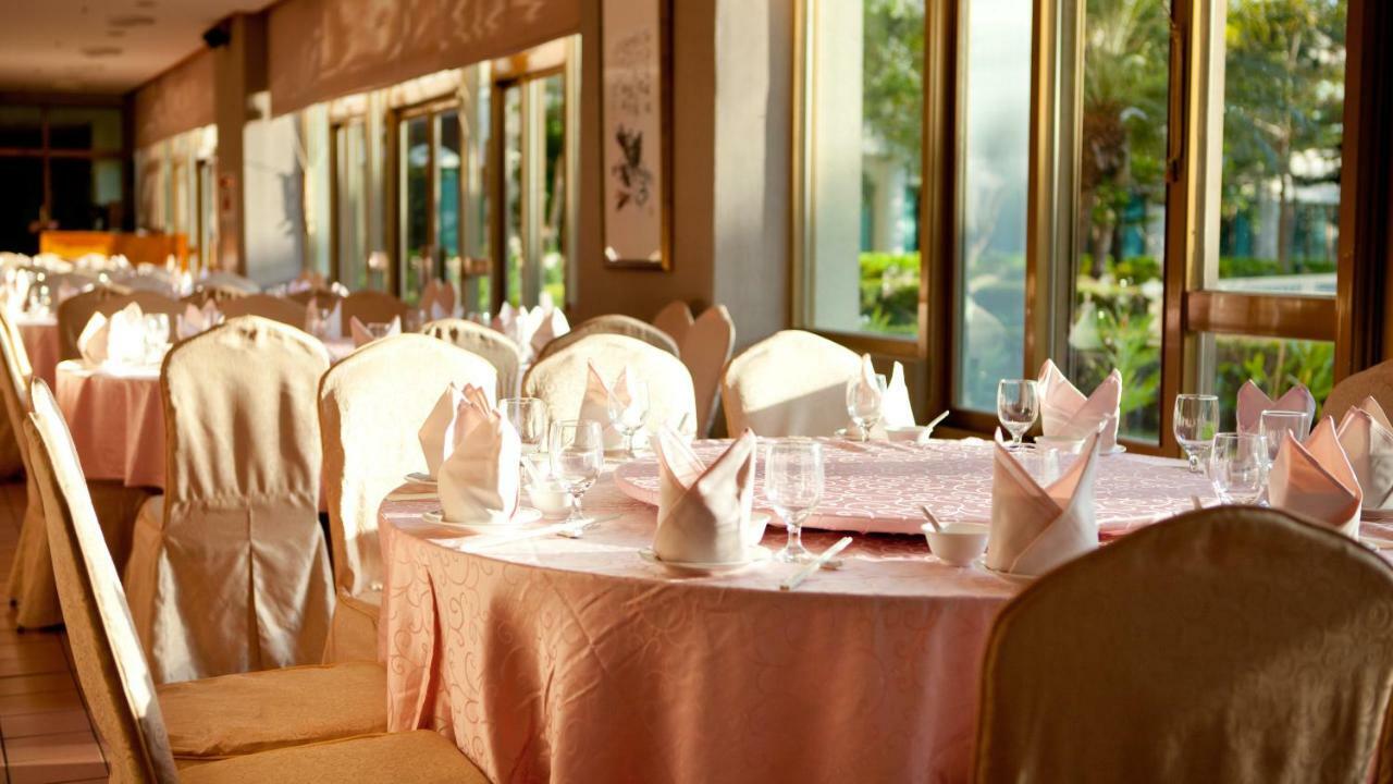 Howard Beach Resort Kenting Exterior photo Restaurant interior