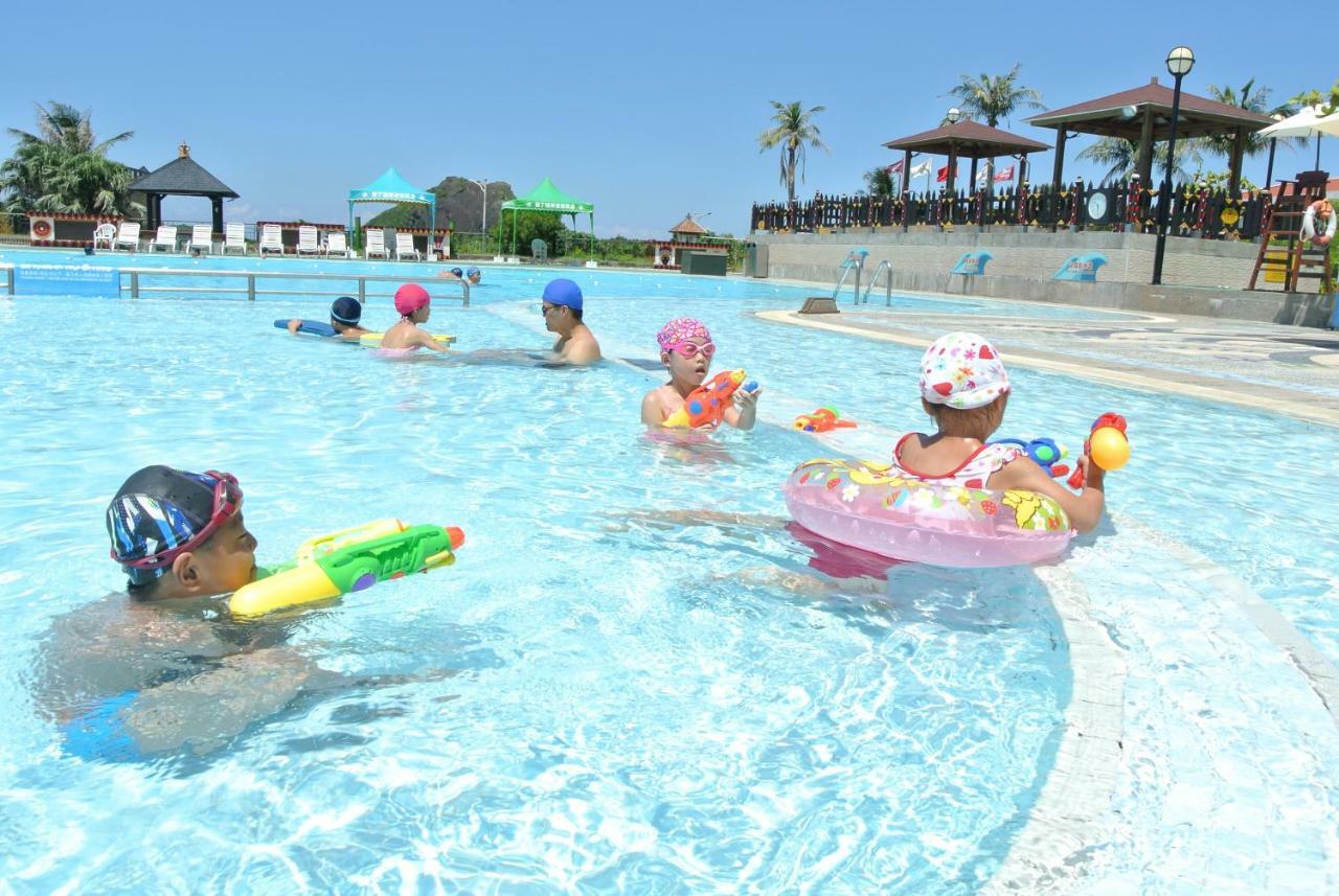 Howard Beach Resort Kenting Exterior photo Children playing in a swimming pool