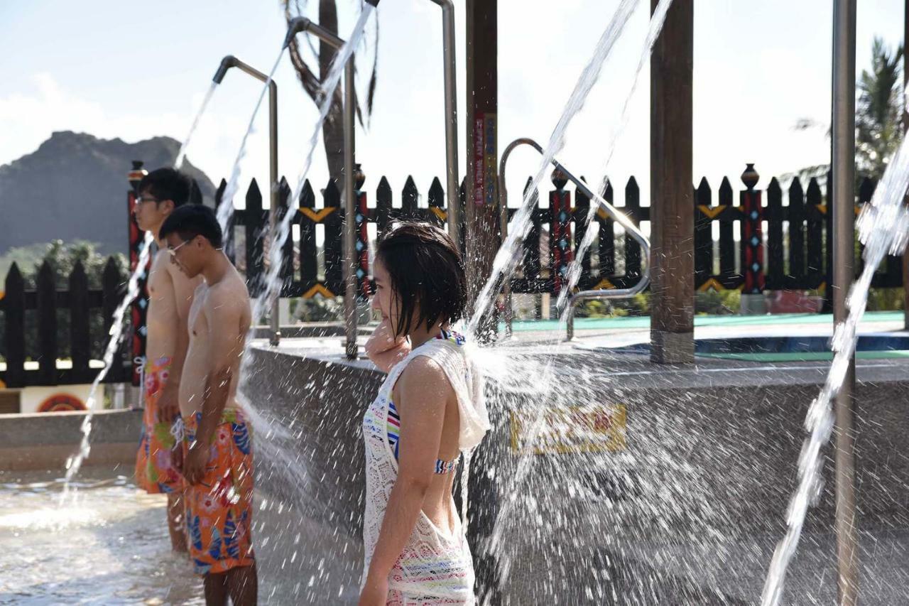 Howard Beach Resort Kenting Exterior photo A shower at a water park