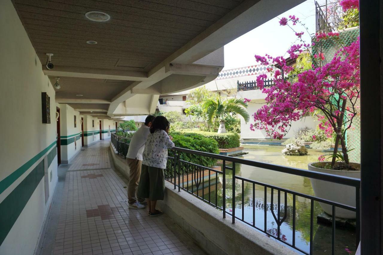 Howard Beach Resort Kenting Exterior photo The university's main building