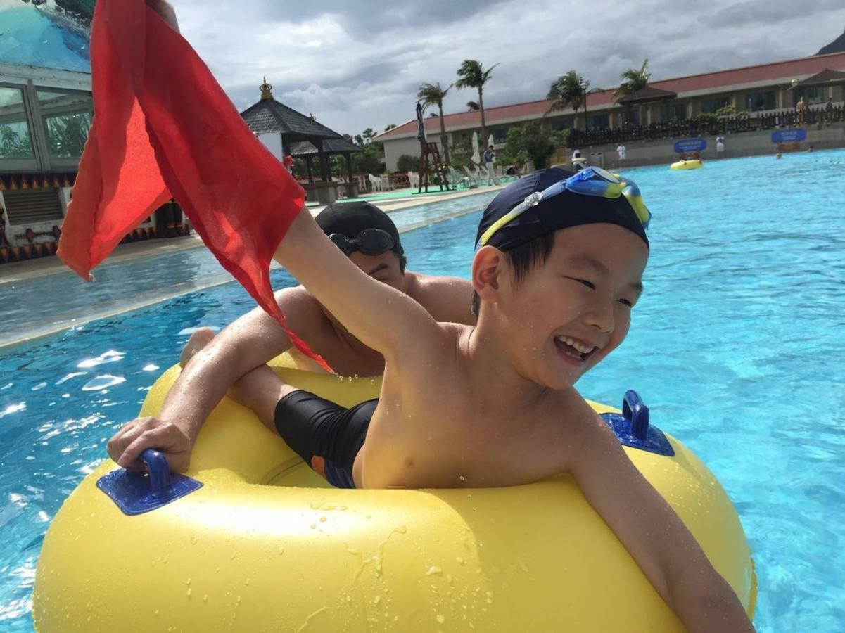 Howard Beach Resort Kenting Exterior photo Children playing in a swimming pool