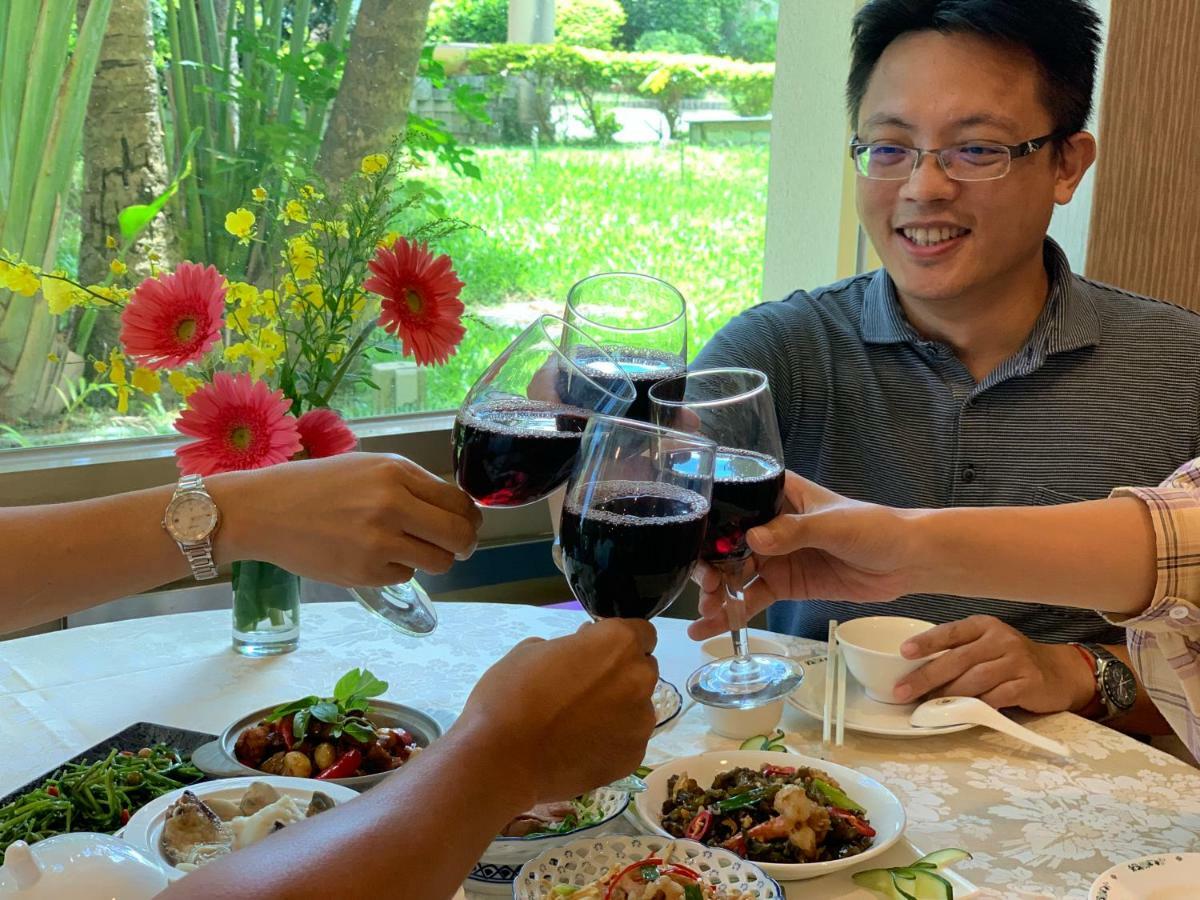 Howard Beach Resort Kenting Exterior photo A toast with wine